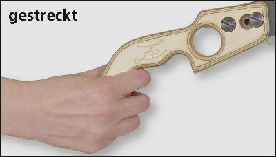 Gestreckte Griffhaltung Gestreckte Griffhaltung einer Japansäge