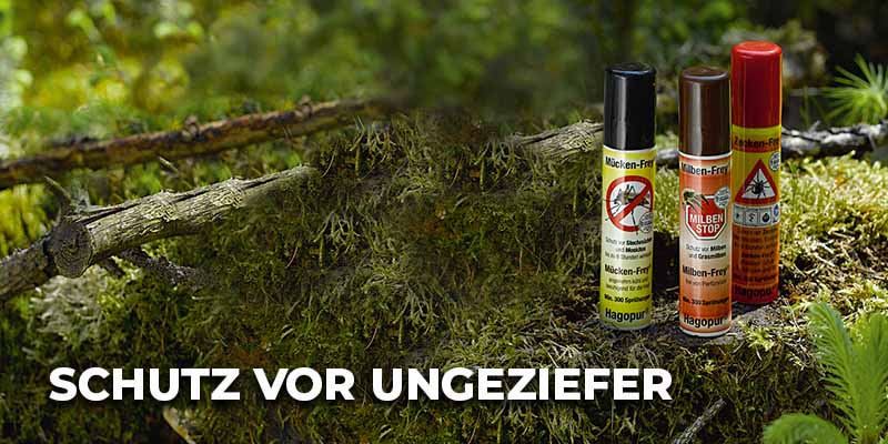 Mehrere Insektenschutzsprays stehen auf moosbedecktem Waldboden neben einem umgestürzten Ast; unten links steht der Schriftzug ‚Schutz vor Ungeziefer‘.