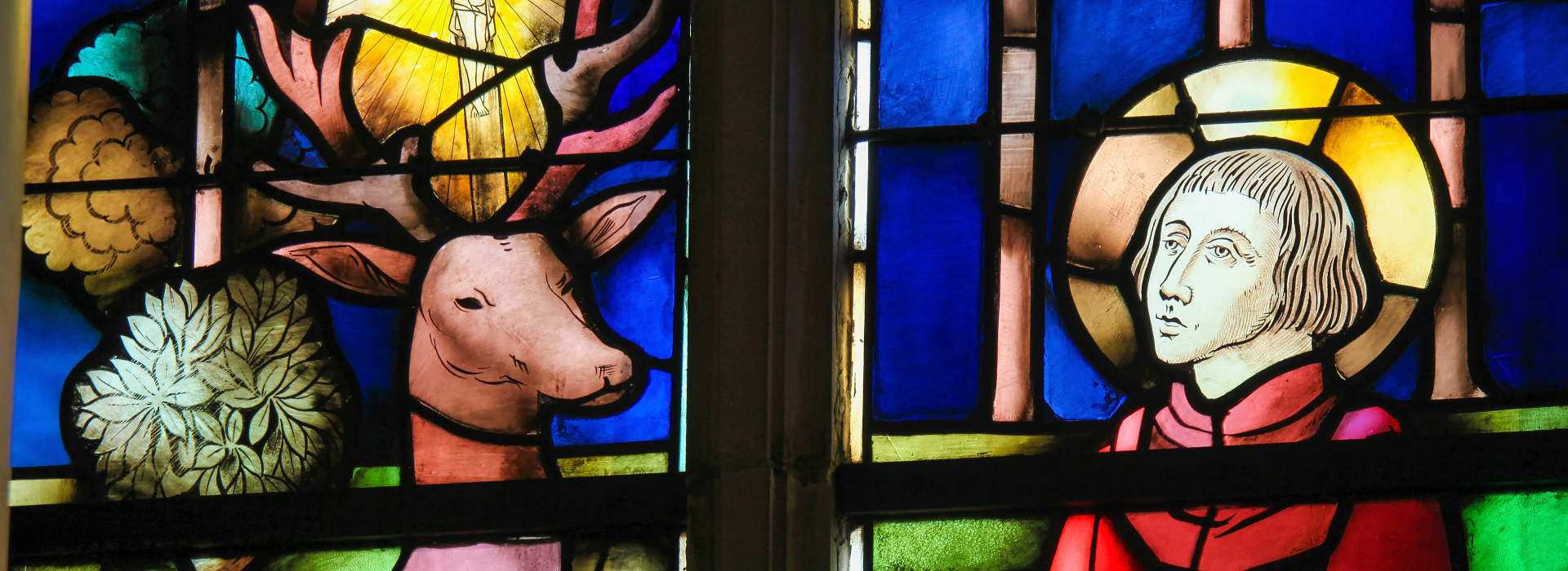 Ein Kirchenfenster mit Abbildung des heiligen Hubertus