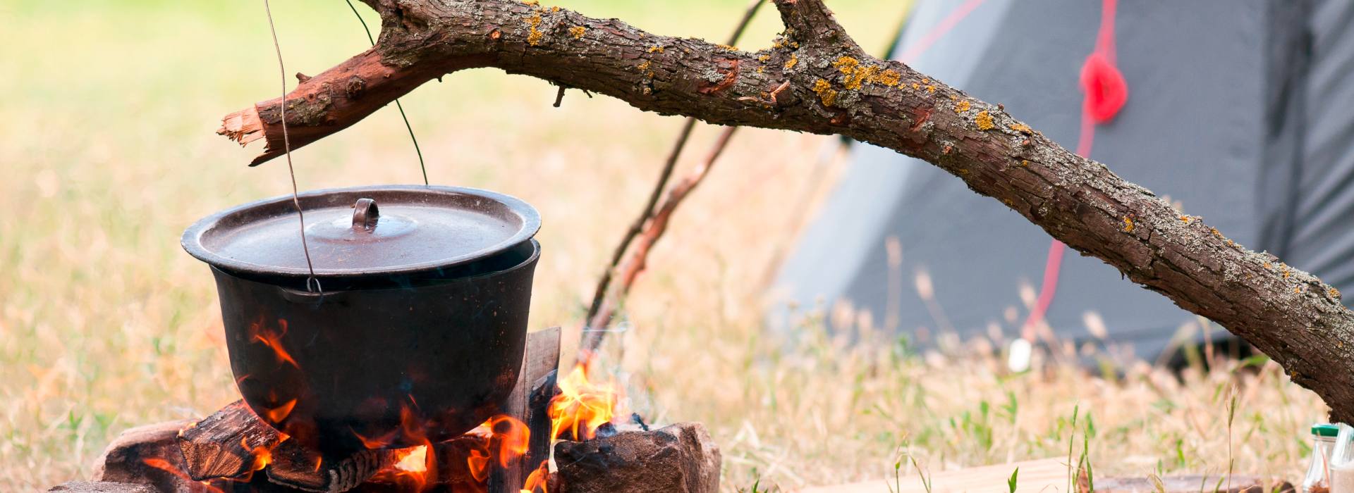 Ein Topf hängt über einem Lagerfeuer