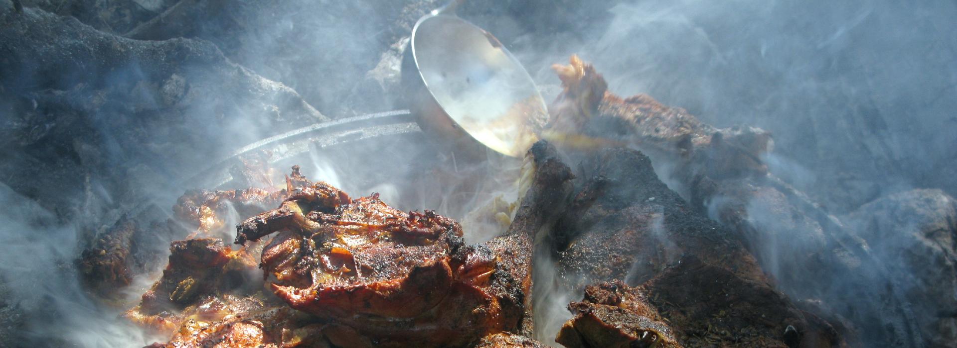 Dampfendes Wildfleisch auf einem Grill
